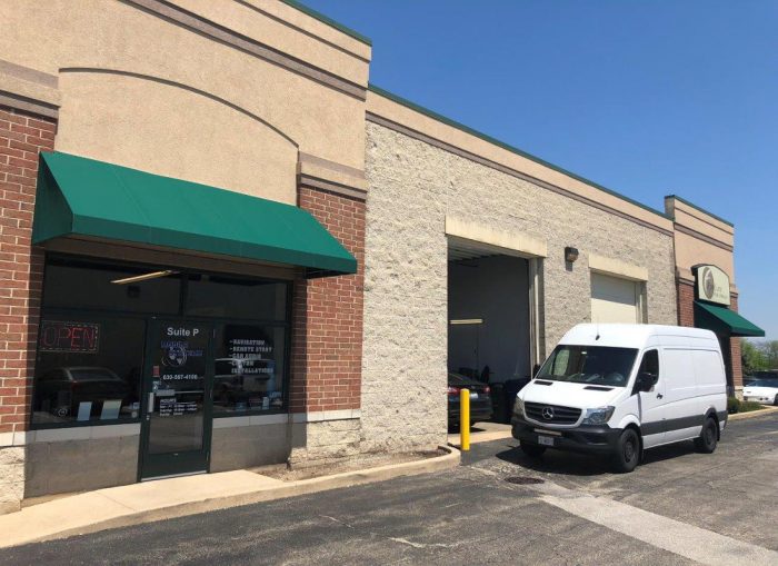 Industrial flex unit with retail presence in desirable Saint Charles, IL location